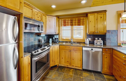 Big White Ski Resort Cabine | Woodcutter Cabin 16 | Snowy ski-in/out getaway with private hot tub & fireplaces