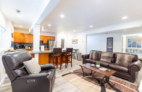 Lynnwood Appartement | MIL Home Oasis boisée avec une belle ceinture de verdure boisée.