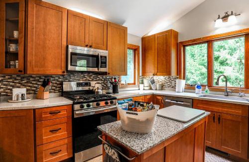 Edinboro Maison | Wooded Retreat on 5 Acres 6 Mi to Edinboro Lake!