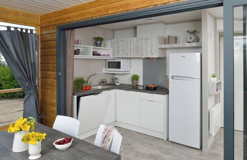 Saint-Constant-Fournoules Chalet De Ski | Chalet bois dans petit camping 3 étoiles