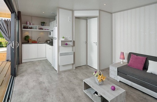 Saint-Constant-Fournoules Chalet De Ski | Chalet bois dans petit camping 3 étoiles