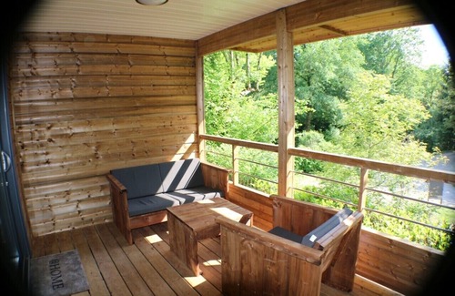 Saint-Constant-Fournoules Chalet De Ski | Chalet bois dans petit camping 3 étoiles