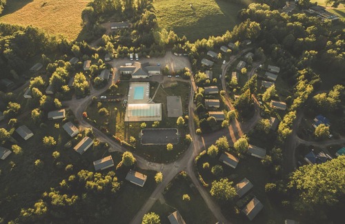 Beynat Chalet De Ski | Chalet en bois avec terrasse couverte, au bord d'un lac