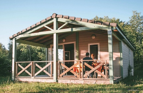 Beynat Chalet De Ski | Chalet en bois avec terrasse couverte, au bord d'un lac