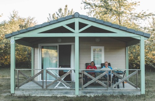 Beynat Chalet De Ski | Chalet en bois avec terrasse couverte, au bord d'un lac