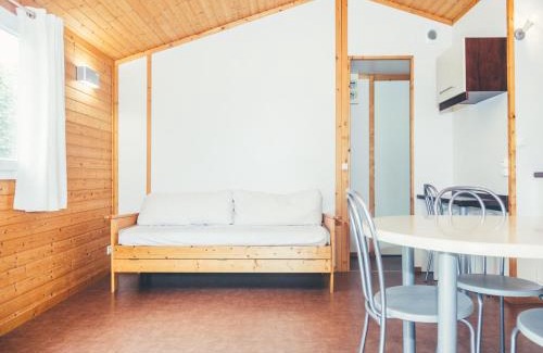 Beynat Chalet De Ski | Wooden chalet with covered terrace on the edge of a lake