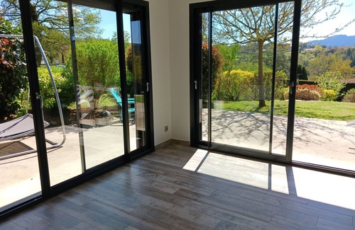 Bas-en-Basset Maison | Wooden house on the edge of the Loire, very quiet, swimming pool, pet allowed.