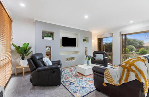 Melton West Maison | Woodgrove Penthouse - 36 min drive to MEL airport