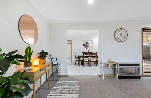 Melton West Maison | Woodgrove Penthouse - 36 min drive to MEL airport