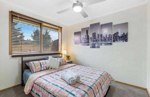 Melton West Maison | Woodgrove Penthouse - 36 min drive to MEL airport