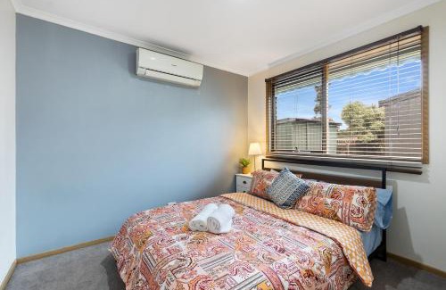 Melton West Maison | Woodgrove Penthouse - 36 min drive to MEL airport