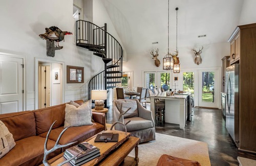 Clinton Cabine | Charming Woodland Retreat - 27 Miles from Bryant-Denny Stadium
