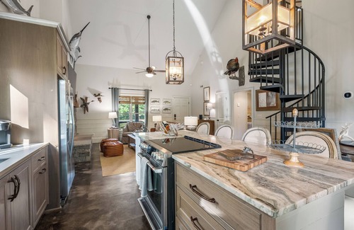 Clinton Cabine | Charming Woodland Retreat - 27 Miles from Bryant-Denny Stadium