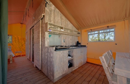 Borger Maison | Belle tente safari avec salle de bain, à Hunebedcentrum