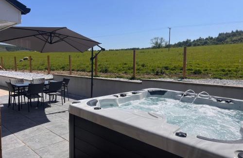 Dumfries Maison | Woodlane lodge with private Hottub & Pool table