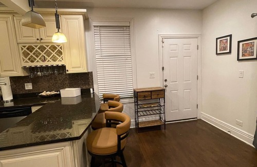 Woodlawn Maison | Woodlawn Oasis...10 Minutes to Dining & Downtown