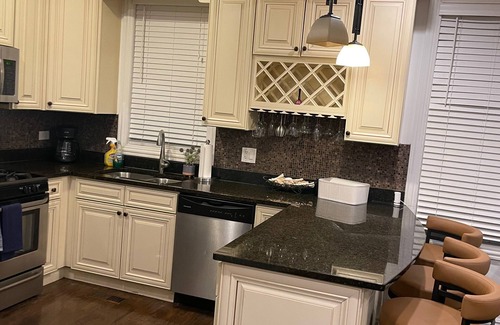 Woodlawn Maison | Woodlawn Oasis...10 Minutes to Dining & Downtown