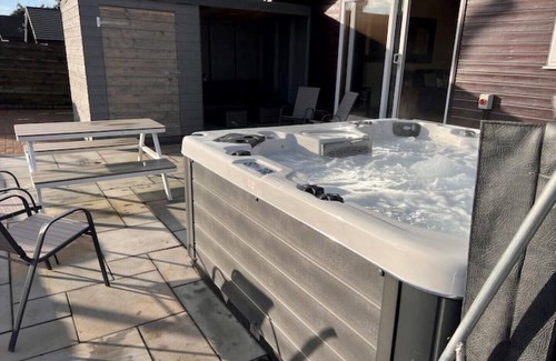 Dumfries Cottage | Woodrow cottage with 6 seater private hottub