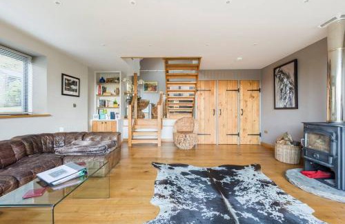 Cleeve Maison | Woodside Lodge, surrounded by woodland and beautiful gardens