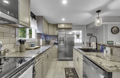Black Creek Maison | Woodsy Retreat in a Quiet Corner of Cuba, with jacuzzi and a theater room