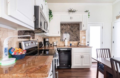 Manchaca Maison | Woodsy Retreat Private 2BD/1BA Covered Parking