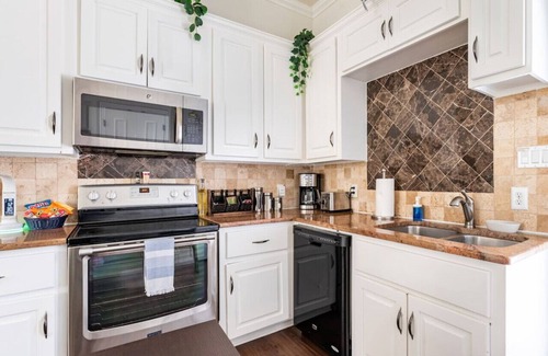 Manchaca Maison | Woodsy Retreat Private 2BD/1BA Covered Parking