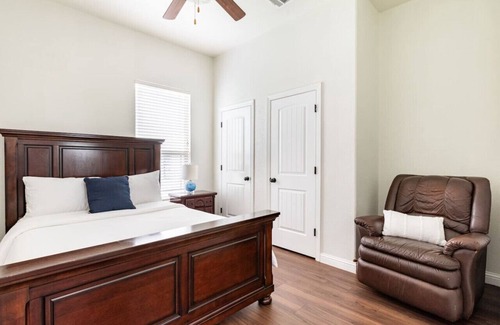 Manchaca Maison | Woodsy Retreat Private 2BD/1BA Covered Parking