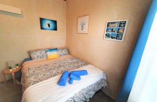 Woody Point Maison | WOODY Pt - AMAZING 1970's SHARE HOUSE BY THE SEA-4 rooms available!