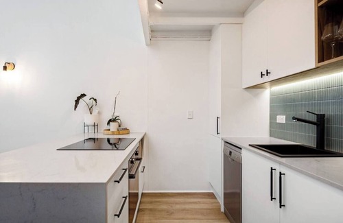 Bulimba Appartement | Woolstore Style! ~ 2Bed/2Bath/1Car ~ Teneriffe