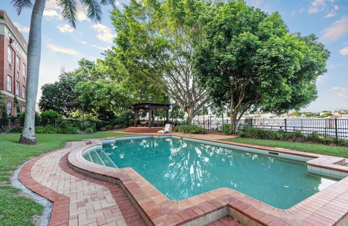 Bulimba Appartement | Woolstore Style! ~ 2Bed/2Bath/1Car ~ Teneriffe
