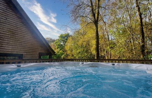 Farley Maison | Wootton, woodland lodge with hot tub for 8