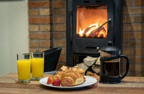 Farley Maison | Wootton, woodland lodge with hot tub for 8
