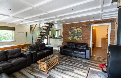 Farley Maison | Wootton, woodland lodge with hot tub for 8