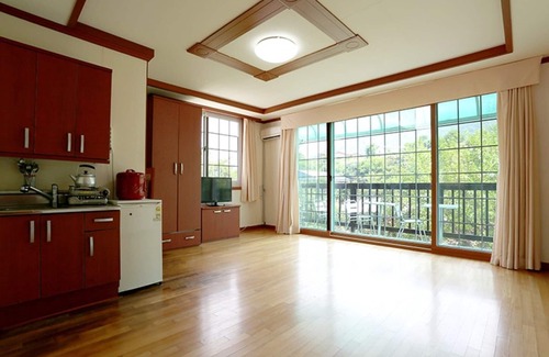 Jecheon Maison | Worak Pensionville Gogh's House