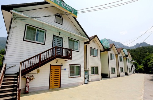 Jecheon Maison | Worak Pensionville Gogh's House