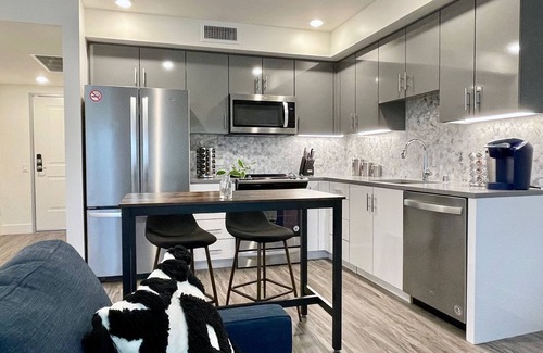 Walnut Creek Appartement | Work Here Secure Elevator Luxe Kitchen & Bath King Bed W/D Gig WiFi