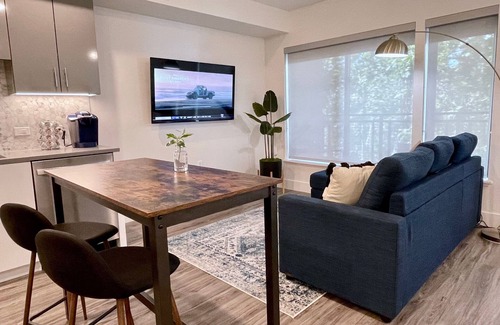 Walnut Creek Appartement | Work Here Secure Elevator Luxe Kitchen & Bath King Bed W/D Gig WiFi