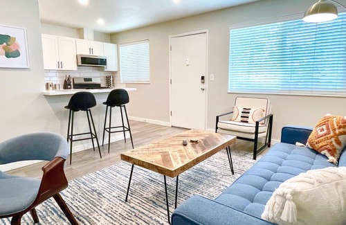 Walnut Creek Appartement | Work Here Walk+Shop+Dine Downtown King Bed Remodeled Kitchen Top Floor