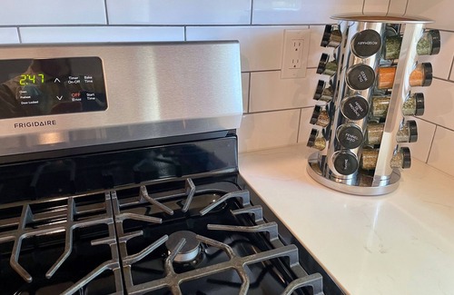 Walnut Creek Appartement | Work Here Walk+Shop+Dine Downtown King Bed Remodeled Kitchen Top Floor
