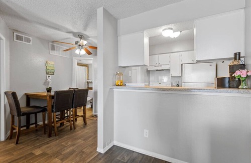Park Central Appartement | WORK REMOTELY IN URBAN DFW!