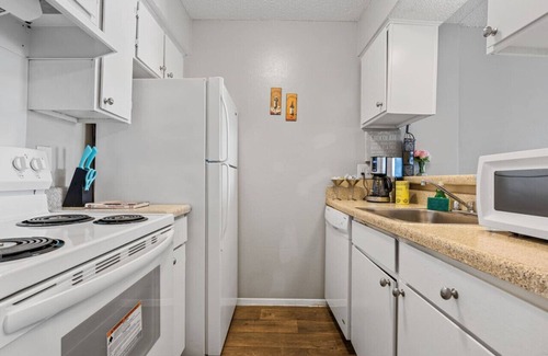 Park Central Appartement | WORK REMOTELY IN URBAN DFW!