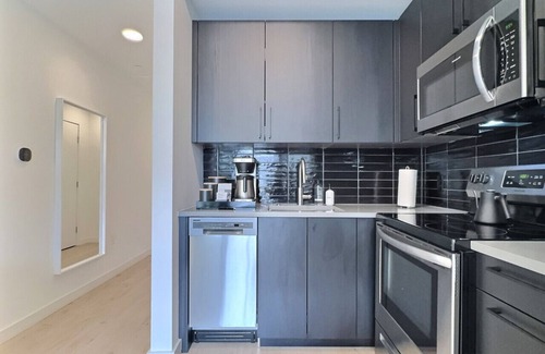 Five Points South Appartement | Work Trip Escape | Near Hospital + Local Dining