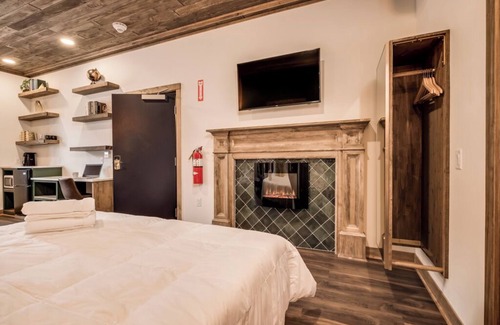 Prescott Hôtel | King Bed | Walk Everywhere | Fireplace