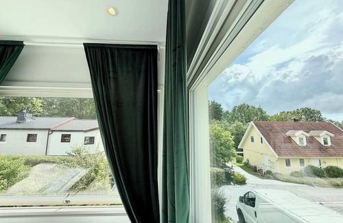 Hisings Backa Maison | Workers Home - 5 BR - 8 Beds - 2 Bath - All Inc