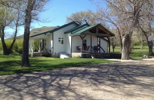 Augusta Maison | Working Cattle Ranch, Between Yellowstone and Glacier!