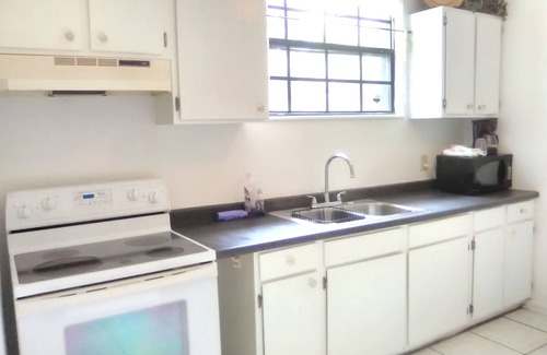 Reddick Appartement | APPARTEMENT PRIVÉ 1BR / 1BA MEUBLÉ, ANIMAUX OK, WIFI, CÂBLE, BLANCHISSERIE, LUMINEUX SPACIEUX