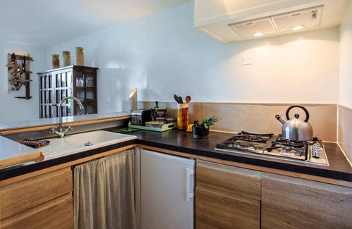 Coursegoules Appartement | World famous garden offers luxury suite in "Colonial" style.