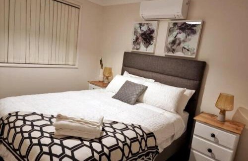 Worrigee Maison | Worrigee House 3 mins walk to shops with Free Parking, Wi-Fi, AC