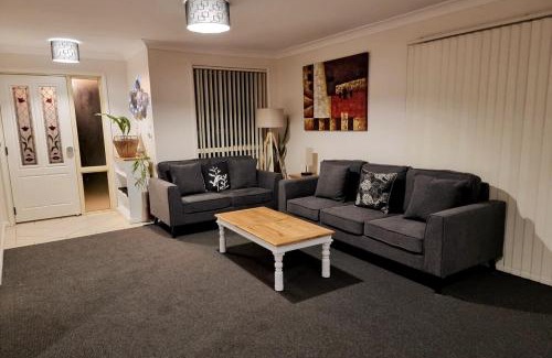 Worrigee Maison | Worrigee House 3 mins walk to shops with Free Parking, Wi-Fi, AC