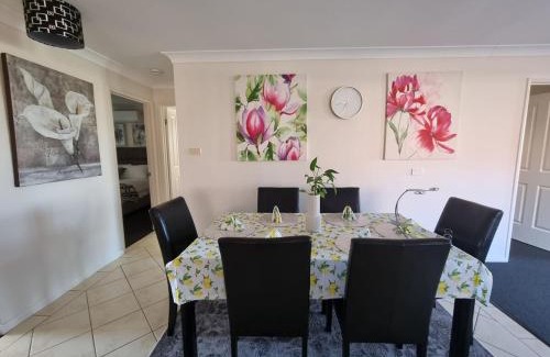 Worrigee Maison | Worrigee House 3 mins walk to shops with Free Parking, Wi-Fi, AC